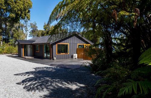 Paroa Casa | Glass Horizon - Rutherglen Holiday Home