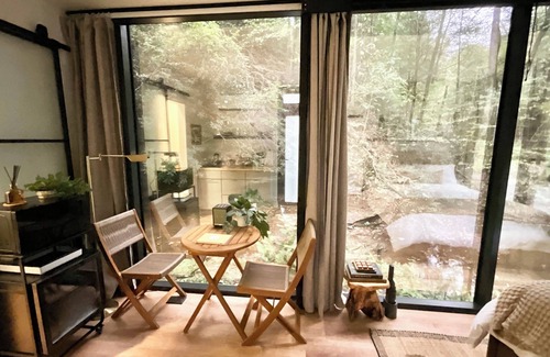 Campton Cabina | “Glass House” #3 - Modern Mirror Home w/ Hot-tub