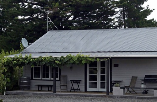 Featherston Casa | Copa de Red Hideaways andquot; The-Shedandquot;