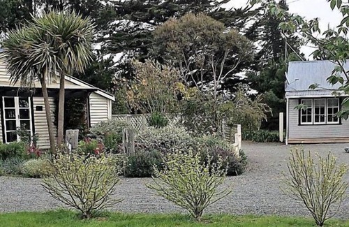 Featherston Casa | Copa de Red Hideaways andquot; The-Shedandquot;