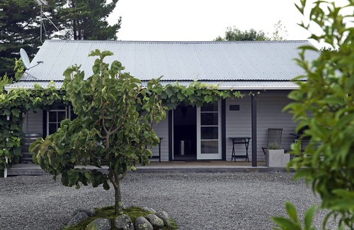 Featherston Casa | Copa de Red Hideaways andquot; The-Shedandquot;
