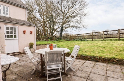 Black Torrington Cabaña | GLEBE FARM COTTAGE, pet friendly, with a garden in Sheepwash