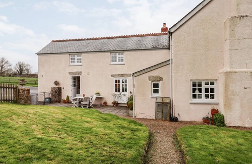 Black Torrington Cabaña | GLEBE FARM COTTAGE, pet friendly, with a garden in Sheepwash