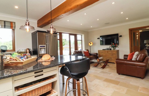 Eldwick Cabaña | GLEN HOUSE, pet friendly, with hot tub in Eldwick