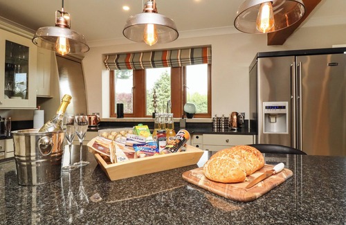 Eldwick Cabaña | GLEN HOUSE, pet friendly, with hot tub in Eldwick