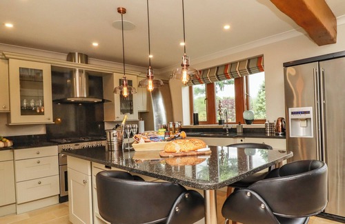 Eldwick Cabaña | GLEN HOUSE, pet friendly, with hot tub in Eldwick