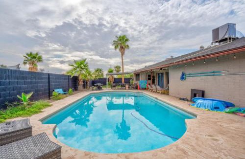 Country Meadows Casa | Glendale Getaway Parkwest Pool - Glendale GetAway-Pool - Stadium- Westgate- King Bed