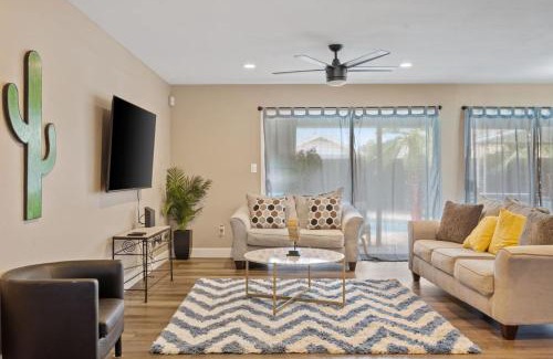 Country Meadows Casa | Glendale Getaway Parkwest Pool - Glendale GetAway-Pool - Stadium- Westgate- King Bed