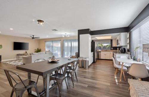 Country Meadows Casa | Glendale Getaway Parkwest Pool - Glendale GetAway-Pool - Stadium- Westgate- King Bed