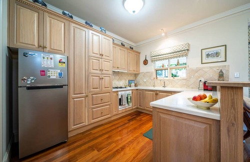 Glenelg Casa | Glenelg Beach Stylish 2 Story Townhouse Sea View
