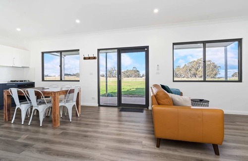 Forest Reefs Cabina | Glenowrie Cottage - 2 Queen Beds - Near Cadia