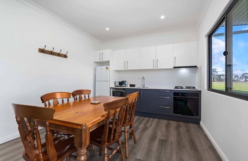 Forest Reefs Casa | Glenowrie Cottage - 1 King, 2 Singles - Near Cadia