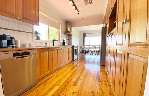 Kooringal Casa | Glen’s Haven with Lakeviews