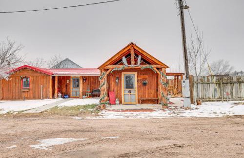 Adams County Casa | Glenvil Cabin with Gas Grill Steps to Dock and Pond!