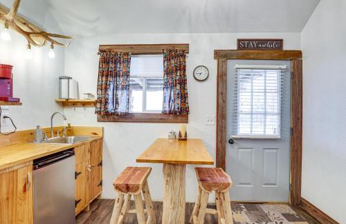 Adams County Casa | Glenvil Cabin with Gas Grill Steps to Dock and Pond!