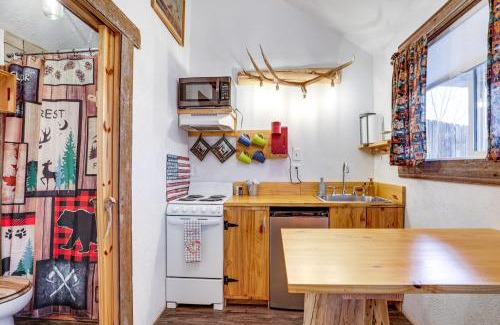 Adams County Casa | Glenvil Cabin with Gas Grill Steps to Dock and Pond!