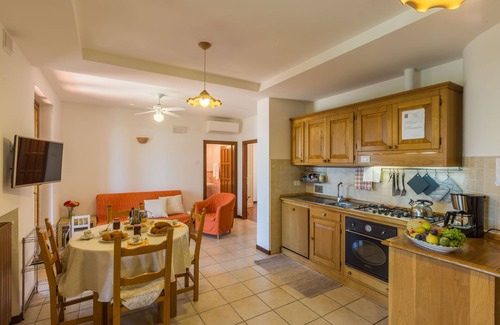 Mondavio Apartamento | Glicine apartment in Agriturismo Villa Beatrice, just 15 minutes from the beach