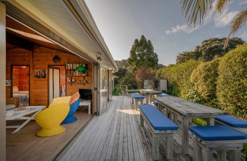 Hahei Casa | Glo's Place - Hahei Holiday Home
