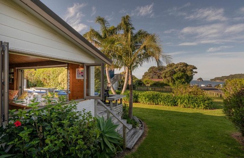 Hahei Casa | Glo's Place - Hahei Holiday Home