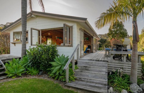 Hahei Casa | Glo's Place - Hahei Holiday Home