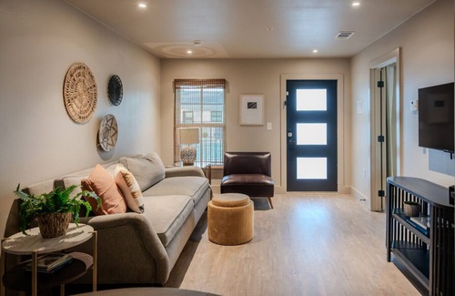 Brazos Hotel | Gloria Inn 2 -5 minutes from Baylor and 2 Blocks to Magnolia