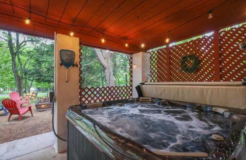 Briar Crest Woods Casa | Gloria's Hot Tub Game Room Fire Pit