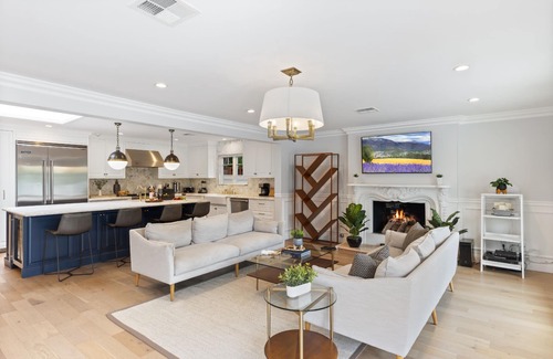 Encino Villa | Gloria - Traditional Home with Contemporary Styling in the heart of Encino