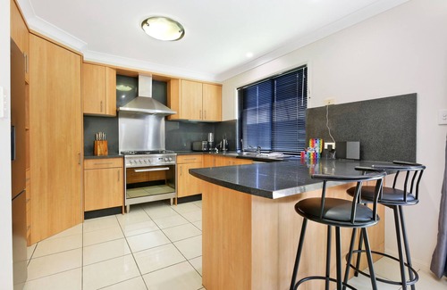 Gold Coast Casa | Glorious 5-Bed Amidst Nature in Burleigh Heads