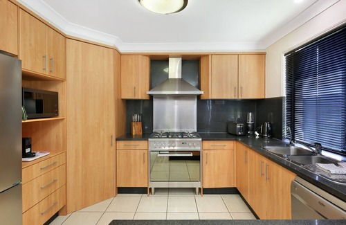 Gold Coast Casa | Glorious 5-Bed Amidst Nature in Burleigh Heads