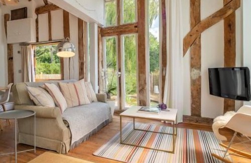 Stowmarket Apartamento | Glorious open-plan thatched barn with abundant natural light - Deepwell Hayloft