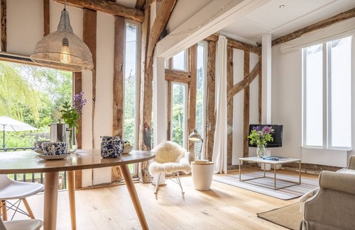 Stowmarket Apartamento | Glorious open-plan thatched barn with abundant natural light - Deepwell Hayloft