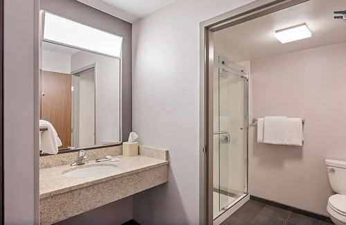 Pleasant Hill Hotel | Gloucester Berkeley Rose Garden! 3 Family-friendly Suites w/ Starbucks & Parking