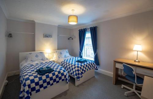 Gloucester Casa | Gloucester City - Birchmore House - 2 Bedroom End Terrace Property Near To City Centre & Hospital With On-Street Parking - Sleeps 5 - Great For Hospital Workers & Contractors - Hosted by RENTMYHOUSE