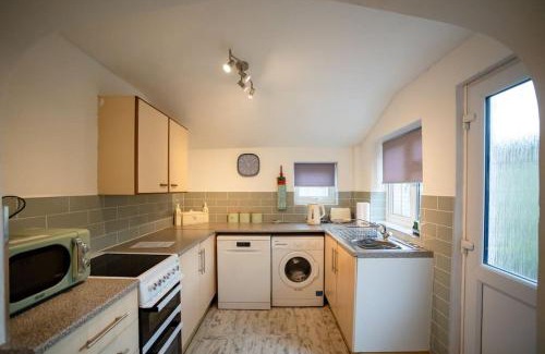 Gloucester Casa | Gloucester City - Birchmore House - 2 Bedroom End Terrace Property Near To City Centre & Hospital With On-Street Parking - Sleeps 5 - Great For Hospital Workers & Contractors - Hosted by RENTMYHOUSE