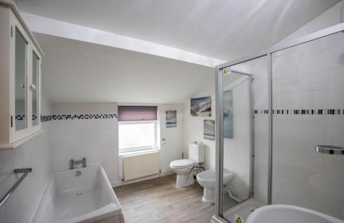 Gloucester Casa | Gloucester City - Birchmore House - 2 Bedroom End Terrace Property Near To City Centre & Hospital With On-Street Parking - Sleeps 5 - Great For Hospital Workers & Contractors - Hosted by RENTMYHOUSE