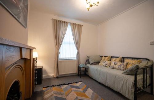 Gloucester Casa | Gloucester City - Birchmore House - 2 Bedroom End Terrace Property Near To City Centre & Hospital With On-Street Parking - Sleeps 5 - Great For Hospital Workers & Contractors - Hosted by RENTMYHOUSE