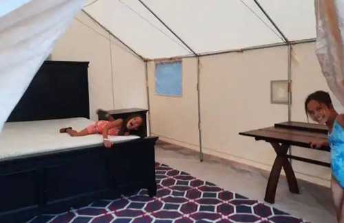 Auburn Alquiler De RV | Glow in the dark Pickleball and Glamping in 16x14 canvas tent with Queen setup