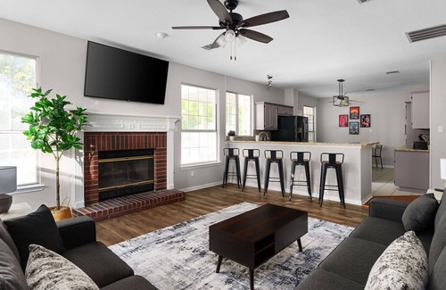 Pflugerville Casa | Neon Cowboy House With Private Pool