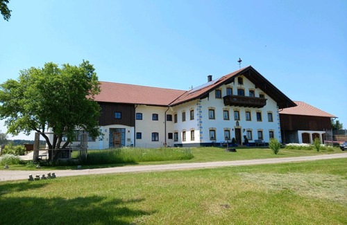 Saaldorf-Surheim Apartamento | Glück vacation apartment, 110 m², with gallery and mountain view