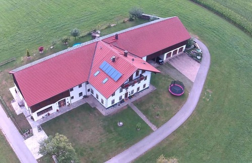Saaldorf-Surheim Apartamento | Glück vacation apartment, 110 m², with gallery and mountain view
