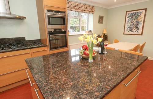 Dorchester Cabaña | GLYDE HOUSE, pet friendly, with a garden in Dorchester