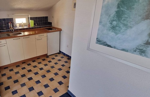 Obrovac Apartamento | GMZ beachfront 3-bedroom apartment, shaded front yard in lovely Susnjar, Croatia