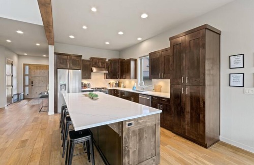 Bend Casa | ¡Para estrenar! 5BR / 3. 5BA, 2922 pies cuadrados, capacidad para 12, jacuzzi, pasos al río Deschutes