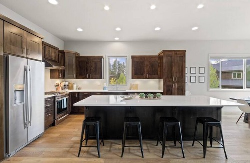 Bend Casa | ¡Para estrenar! 5BR / 3. 5BA, 2922 pies cuadrados, capacidad para 12, jacuzzi, pasos al río Deschutes