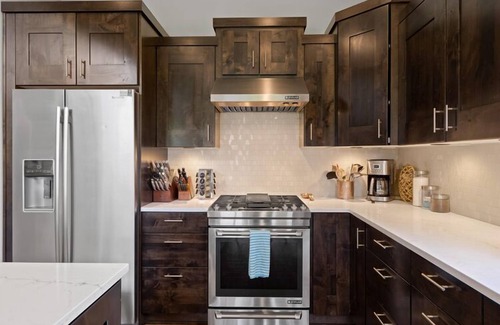 Bend Casa | ¡Para estrenar! 5BR / 3. 5BA, 2922 pies cuadrados, capacidad para 12, jacuzzi, pasos al río Deschutes