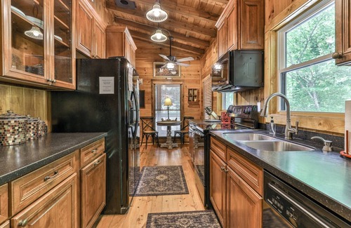 Walnut Mountain Cabina | Go With The Flow-Creek front, only 10 mins to downtown Ellijay/ Minimum Age Requ