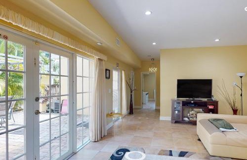 Hollywood Lakes Casa | Go with the Flow