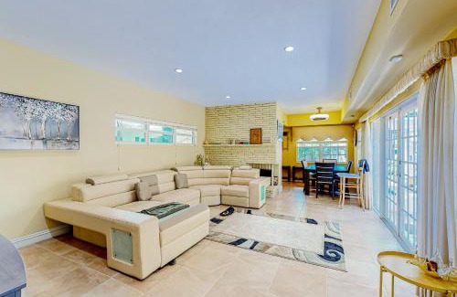 Hollywood Lakes Casa | Go with the Flow