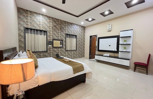 Gurugram Complejo | GoBravo 11- 6BHK Farm with Pool Gurgaon