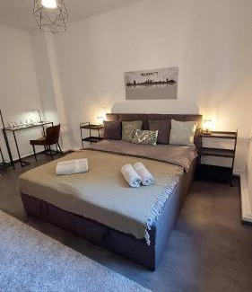 Stadtbezirke I Apartamento | Gockel Homes 1 - Zentral mit Balkon & Netflix